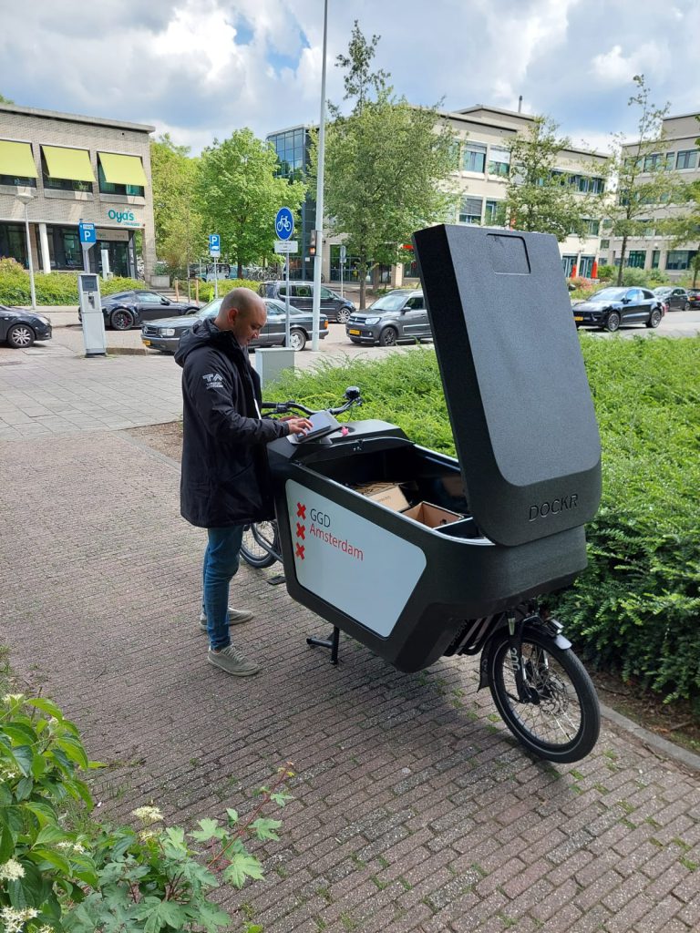 De dierplaagadviseurs van Amsterdam gebruiken elektrische bakfietsen om razendsnel op locatie aan te komen. 