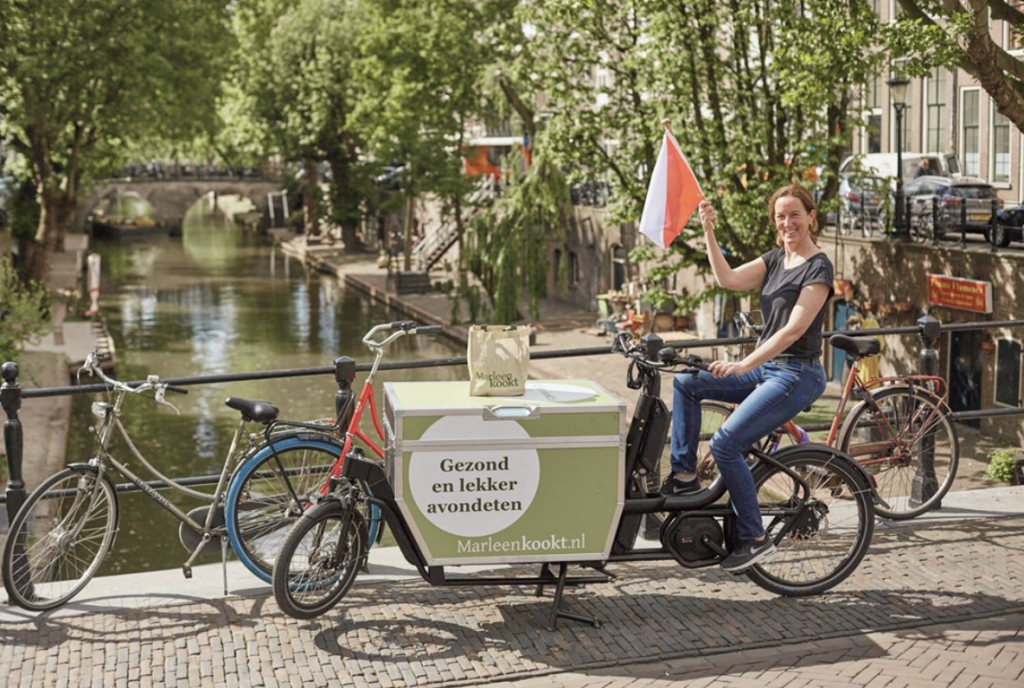 <p>Schreeuw het van de daken en zorg dat je online aanwezig bent. Laat het al je (potentiële) klanten weten: vanaf nu kun je óók bij jou lekker eten bestellen. Maak bijvoorbeeld gebruik van Instagram, Facebook en je eigen website. Verspreid een flyer in de stad of kies voor een ludieke actie, zoals Restaurant Pesca in Amsterdam. Dit visrestaurant doet de bezorgingen op een DOCKR in een compleet duikpak.<br><br>Bij DOCKR kun je altijd je bakfiets laten bestickeren in jouw huisstijl. Of gebruik ‘m bijvoorbeeld als rijdend krijtbord om je weekmenu te laten zien!</p>